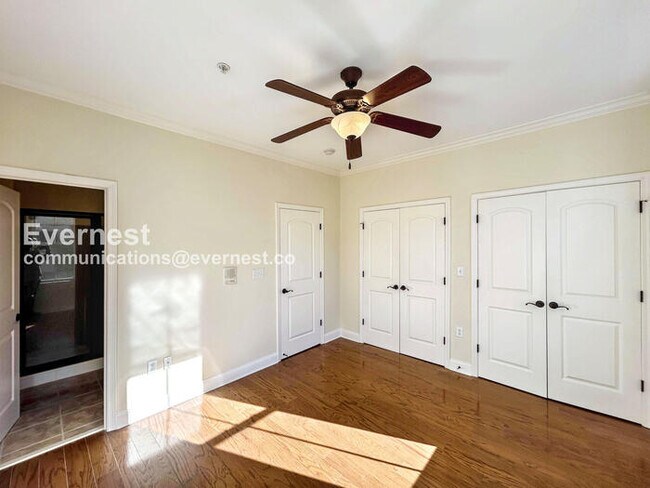 Building Photo - 2 Bed/4 Bath Condo with Detached Garage / Pet-Friendly / Available Now!