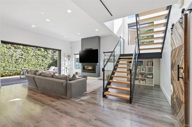 Building Photo - 5487 Blanco Way