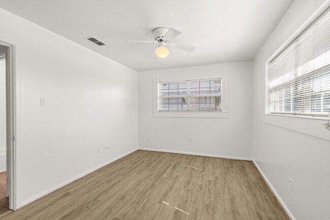 Building Photo - 1418 Crescent Dr