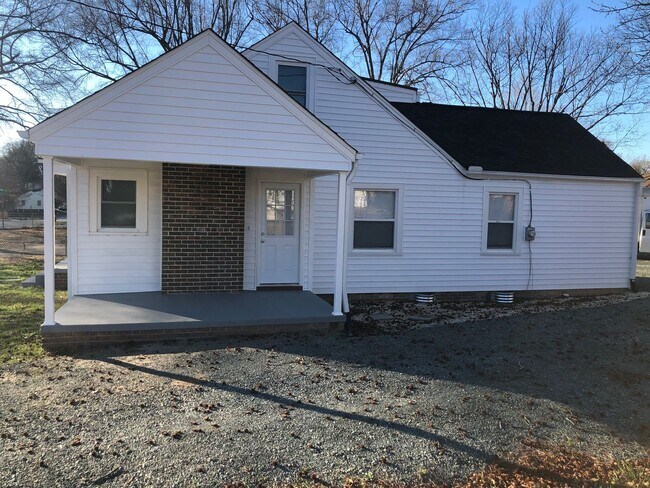Building Photo - Four bedroom, 2 bath house in Burlington