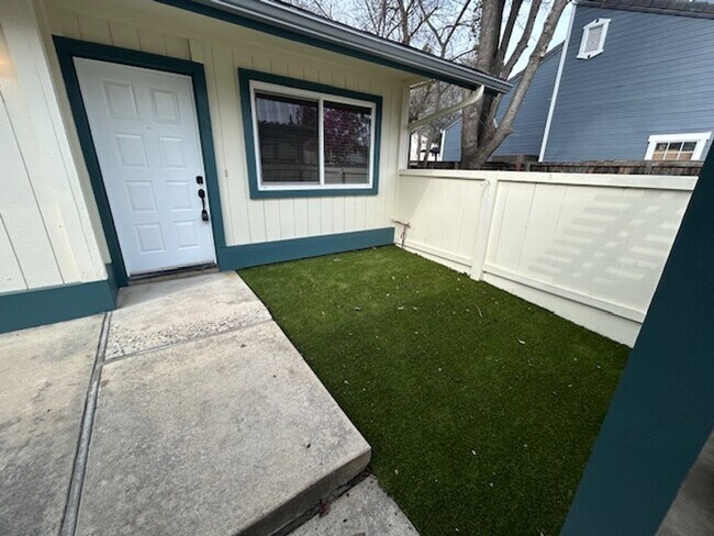 Building Photo - Beautiful Newly Remodeled 2 Bedroom 1.5 Bathroom in SE Visalia!