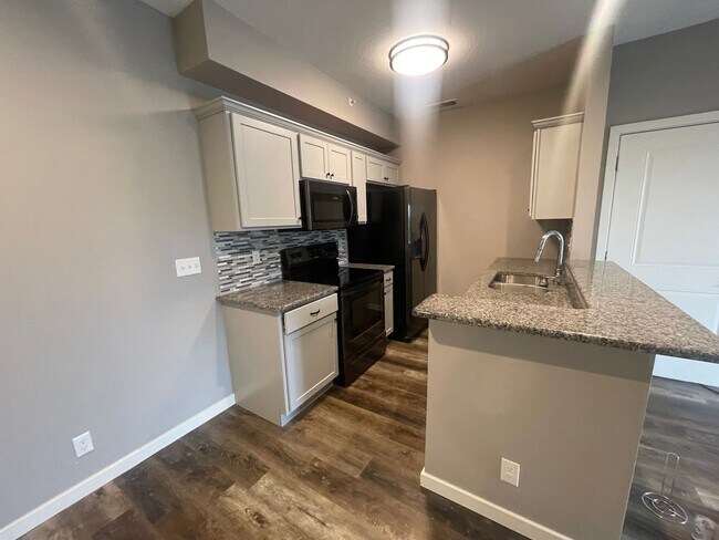 Building Photo - Partial Lake-view 1 Bedroom 1 Bath Walk-In Level Lakeside Apartment