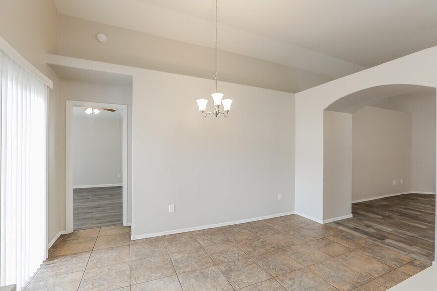 Building Photo - 1114 E Fraktur Rd