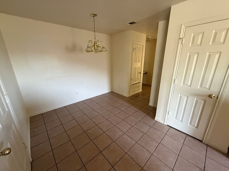 Building Photo - 1309 Nicholas Cir