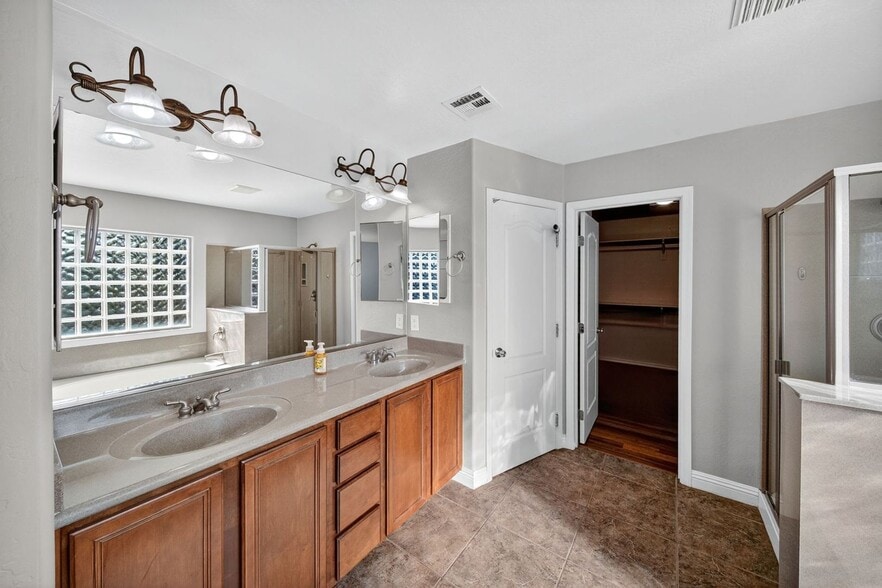 Building Photo - 2353 W Barwick Dr