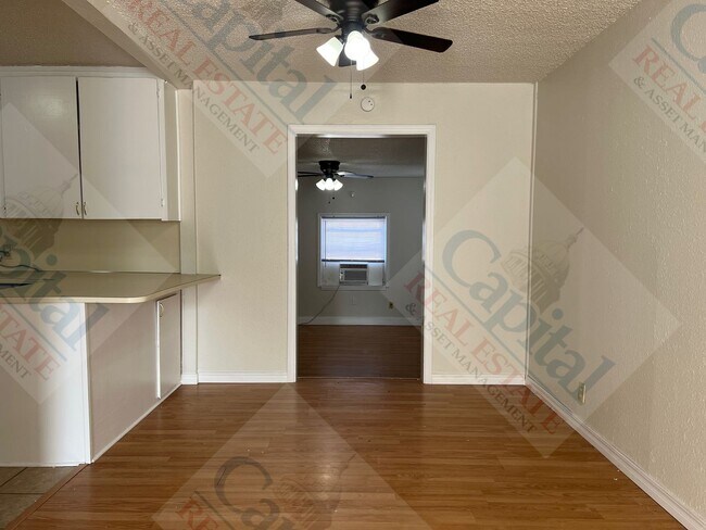 Building Photo - Cozy 2 Bedroom