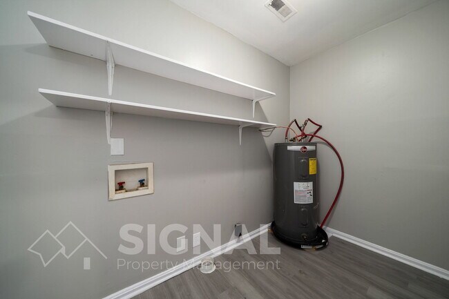 Building Photo - 320 Argonne Dr NE