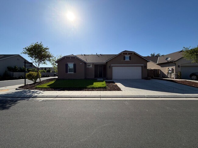 Building Photo - Nice home for rent in gated community in Tulare!