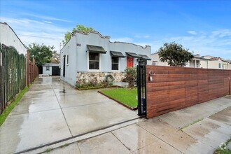 Building Photo - Charming Gated Spanish Bungalow with Updat...