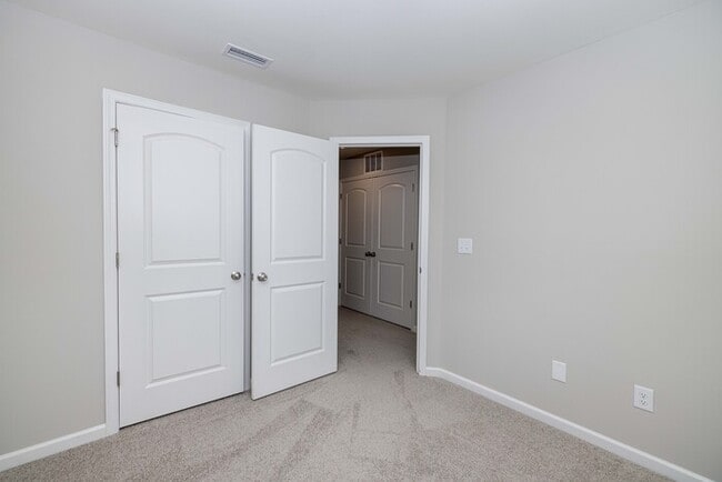 Building Photo - 3BD/2.5BTH townhome located in the Villages at Mallard Creek