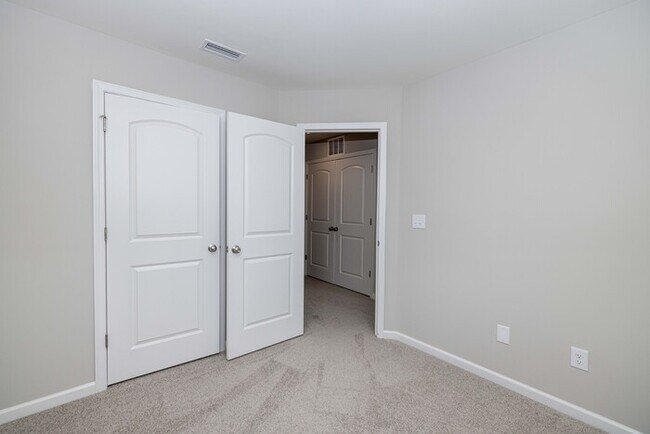 Building Photo - BEAUTIFUL 3BD/2.5BTH Townhome - MALLARD CREEK - AVAILABLE JUNE 2026