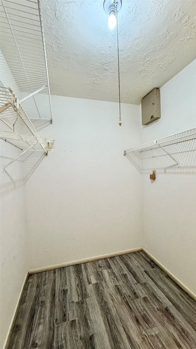 Building Photo - 18 Dellforest Ct