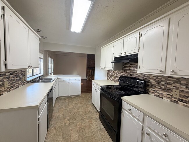 Building Photo - Large home ready for tenant....