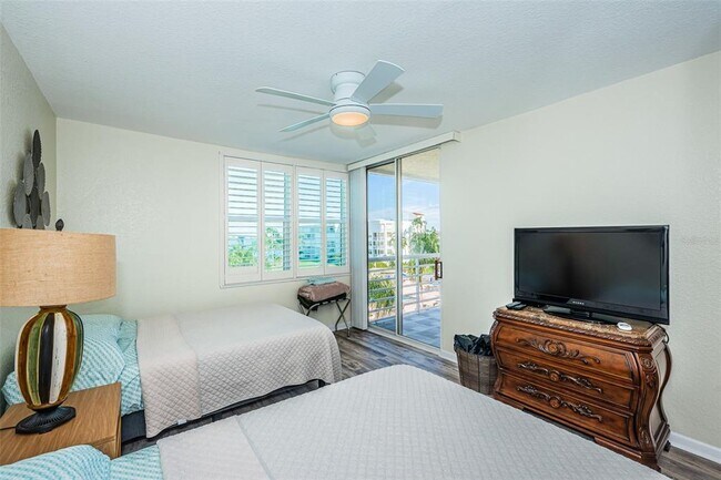 Building Photo - 6081 Bahia Del Mar Cir N