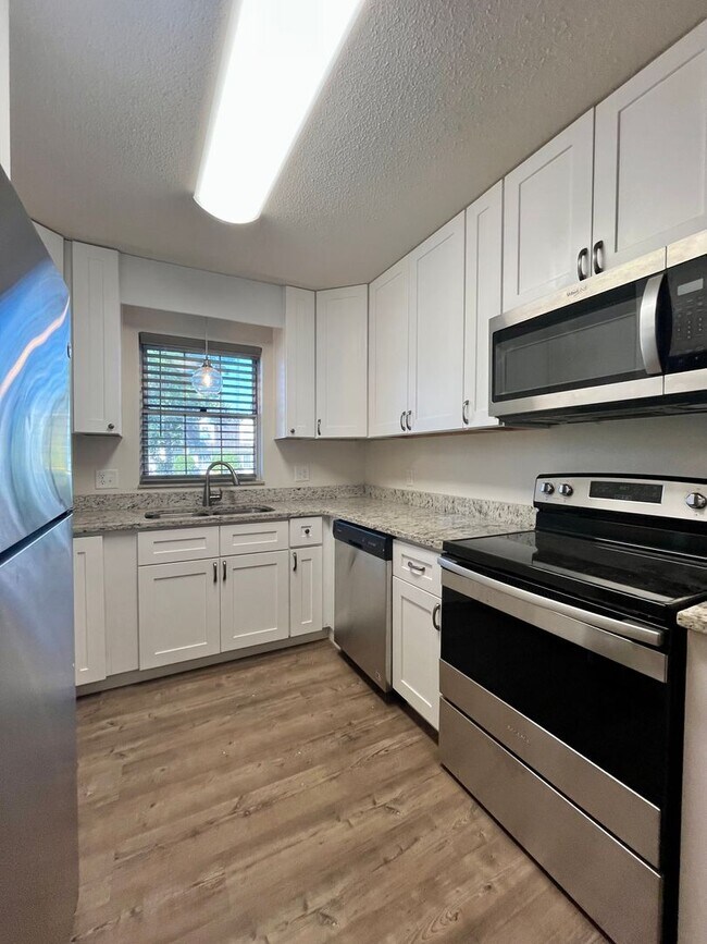 Building Photo - Charming 2 Bedroom Townhouse