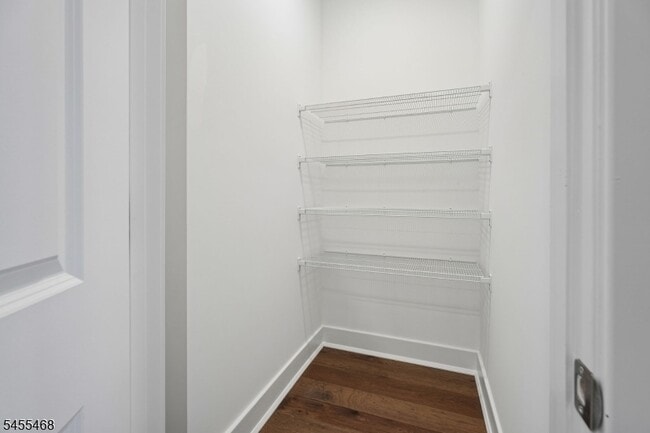 Building Photo - 52 Eastwood Ter