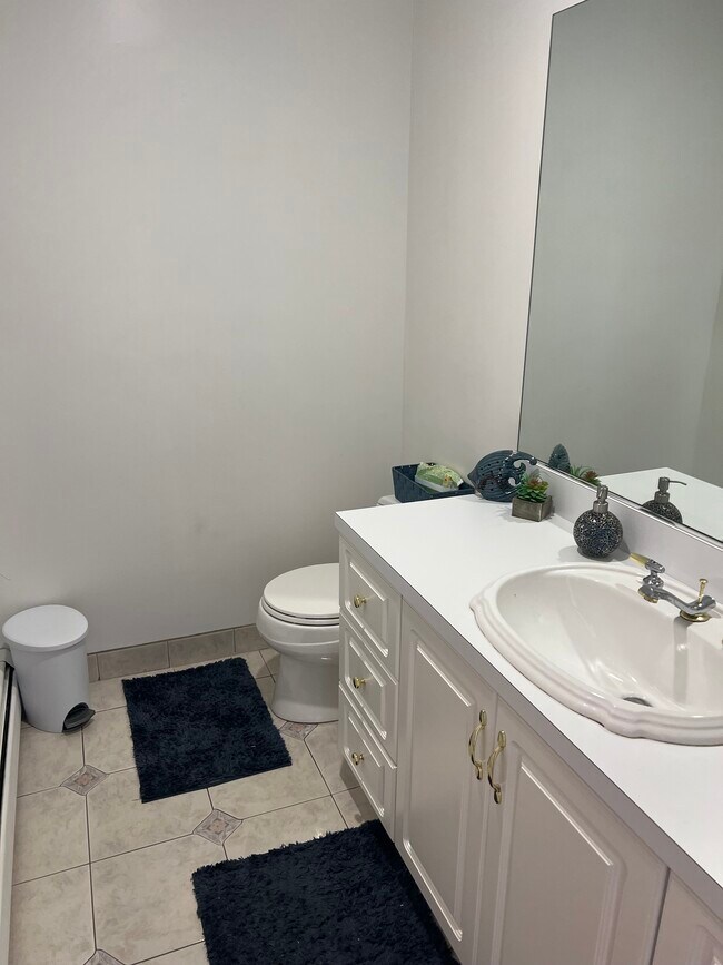 Building Photo - 33 Gainsborg Ave E