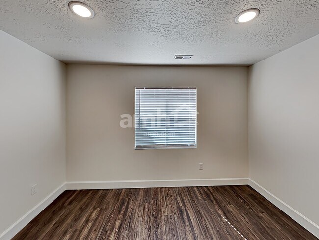 Building Photo - 1219 N Golden Spoke Dr