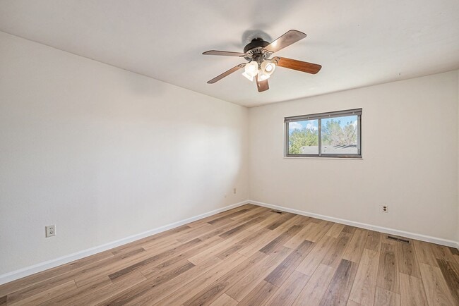 Building Photo - Spacious 3BD 2 Bath Home