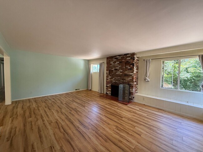 Building Photo - Large Ranch-Style Home in Vista