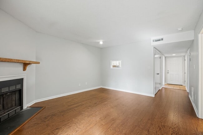Building Photo - Great 2 Bedroom Available End Of July
