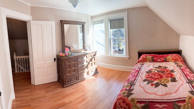 Building Photo - 4 Autumn St