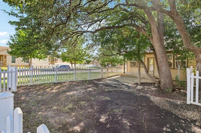 Building Photo - 711 Rolling Oak Dr