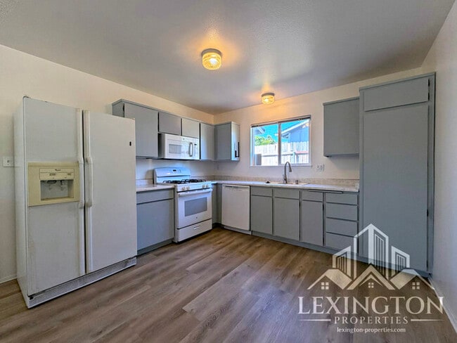 Building Photo - Lovely, 3BD/2BA, Home in Desirable Orangevale Neighborhood, Almond Acres, off Oak Ave. and Hickory!