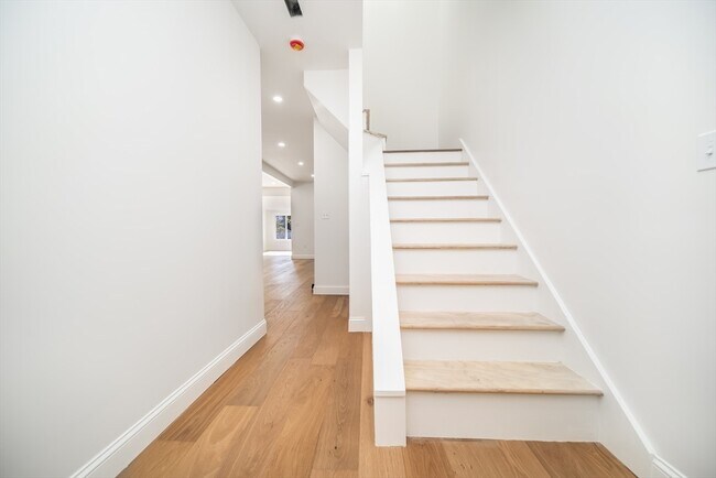 Building Photo - 9-11 Knollin St