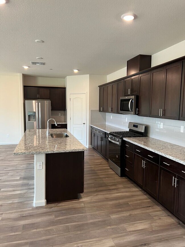 Building Photo - Gorgeous Newer Meadowlands, Residence 3 Mo...