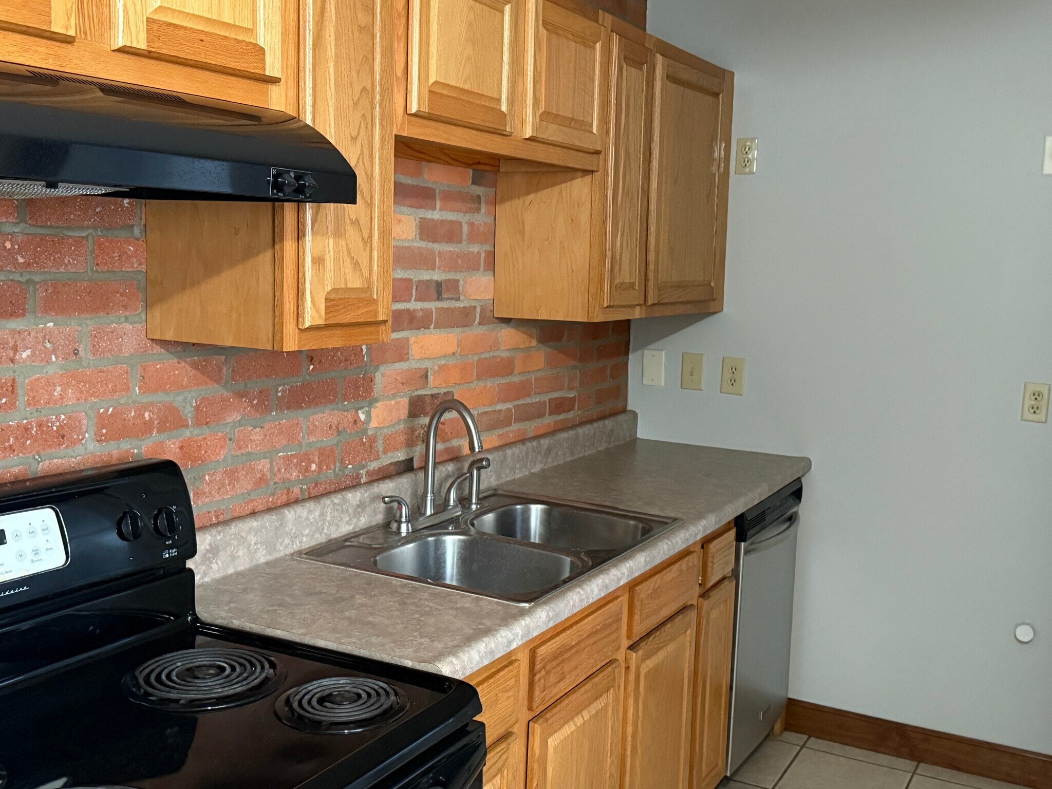 Building Photo - 1360 S High St