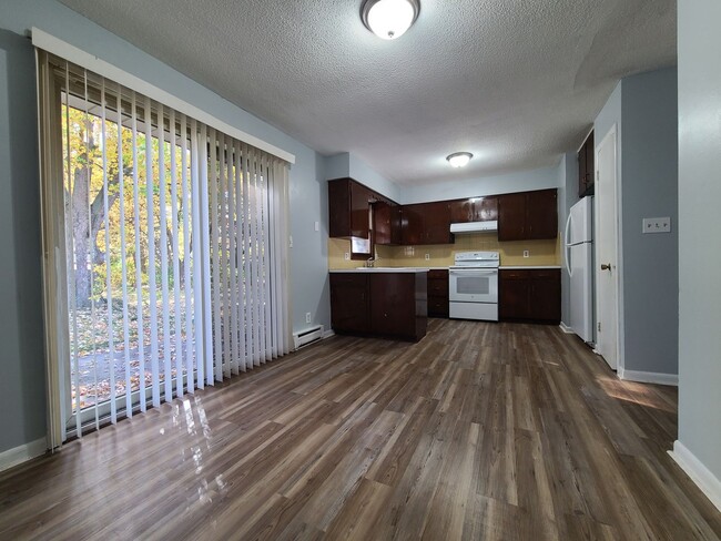 Building Photo - 2206 Welch Dr