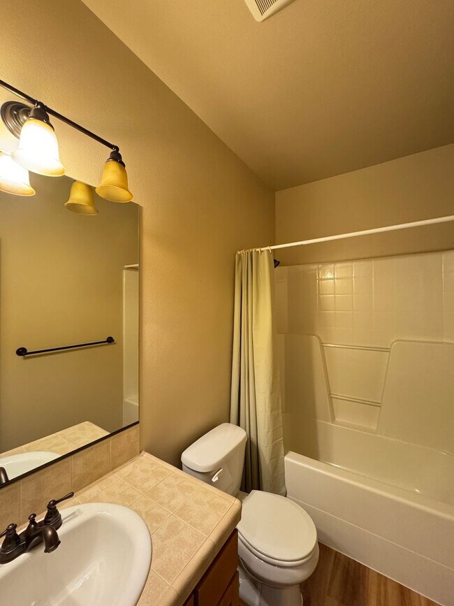 Building Photo - Spacious 4-Bedroom Home for Rent in Woodinville