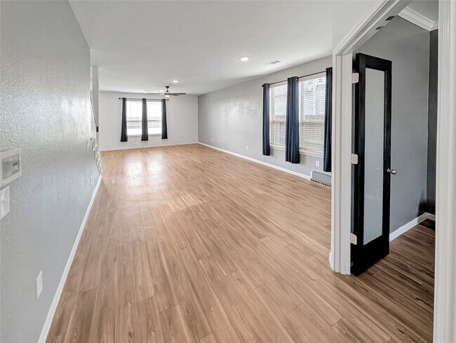 Building Photo - 1328 Ventura Crk Dr