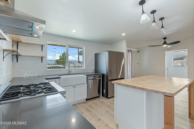 Building Photo - 227 S Ave B