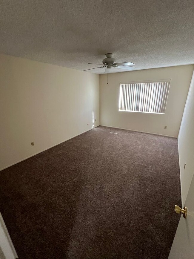 Building Photo - Gated Community, Large 2 bedroom 1 bath Co...