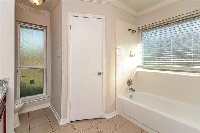 Building Photo - 8610 Greenleaf Lake Dr