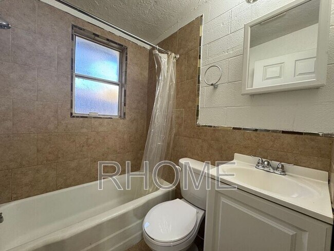 Building Photo - 2725 S Edison St