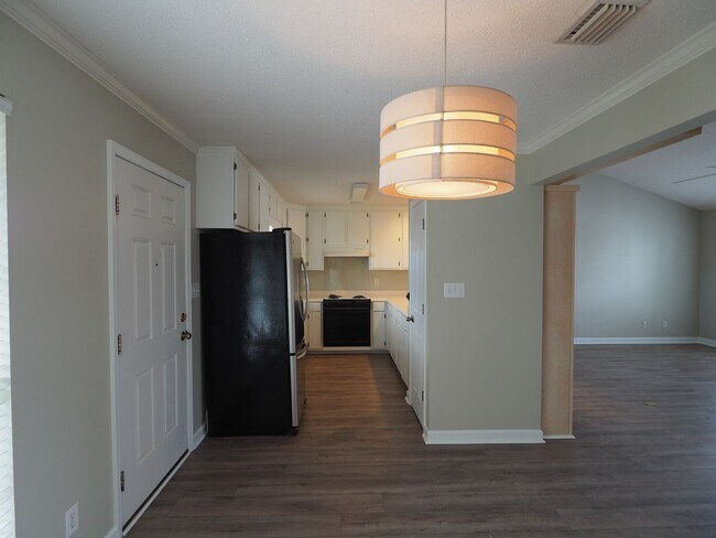 Building Photo - Gorgeous water views just blocks from the ...