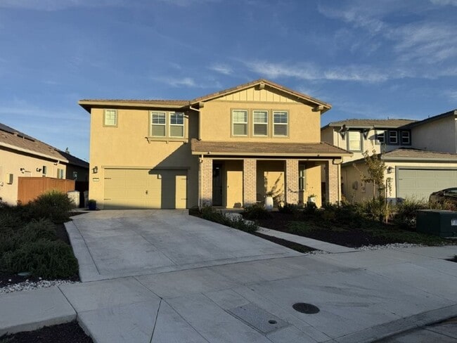 Building Photo - Beautiful 5-Bedroom Home with Solar