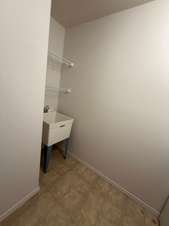 Building Photo - New carpet + Paint! 2 bed|2.5 bath + bonus room townhome