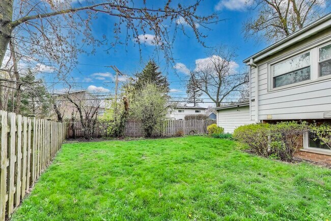 Building Photo - 558 Mallard Ln