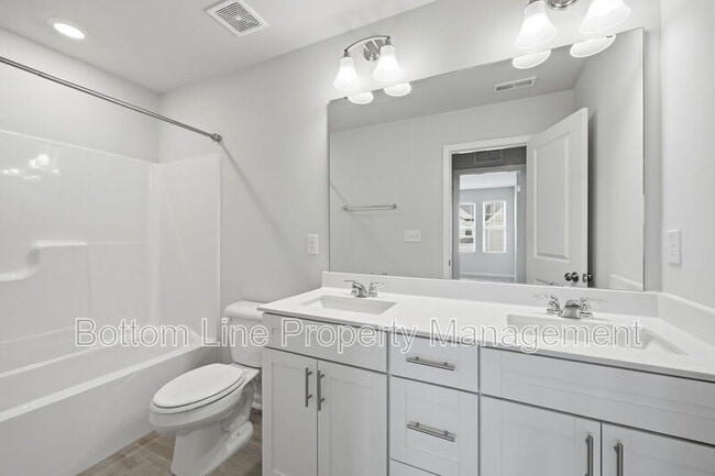 Building Photo - 5038 Kota St