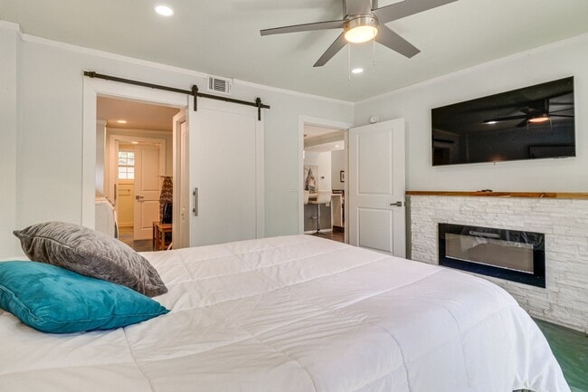 Building Photo - 372 Plum St