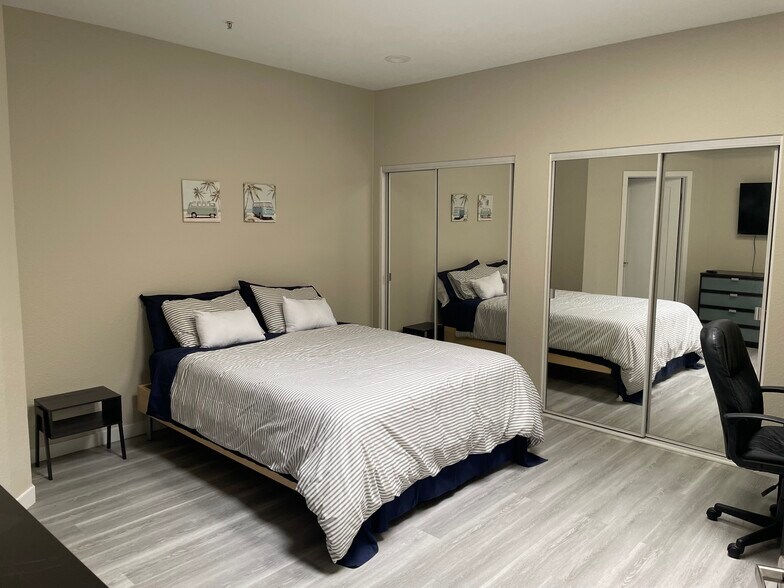 Bedroom entry from livingroom - 626 Lake St