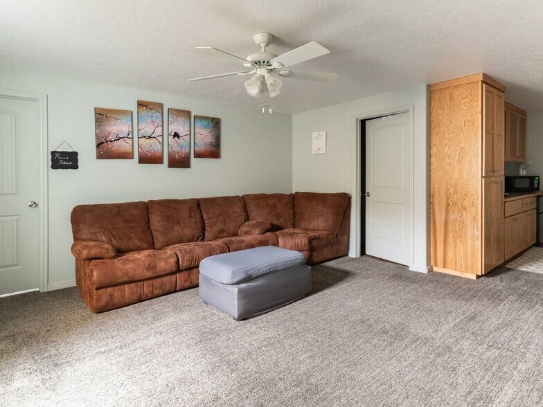 Building Photo - 674 Tanglewood Dr