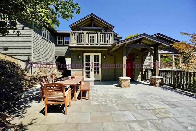 Building Photo - 422 Live Oak Dr