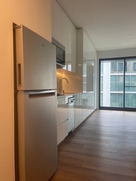 Building Photo - 987 Queen St