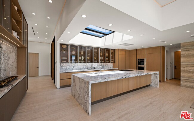 Building Photo - 365 Trousdale Pl