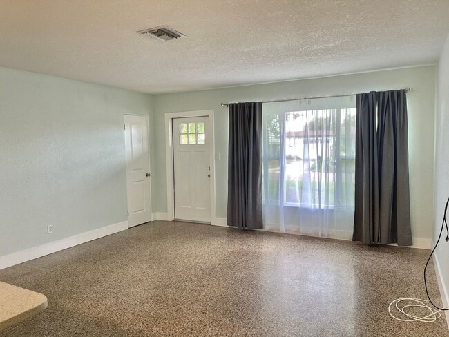 Building Photo - Adorable Apollo Beach Home for Rent   Brin...
